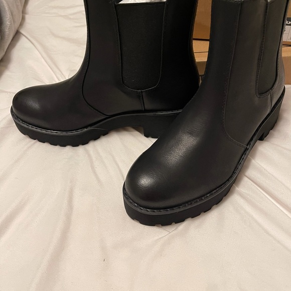 Womens Boots - Picture 2 of 4